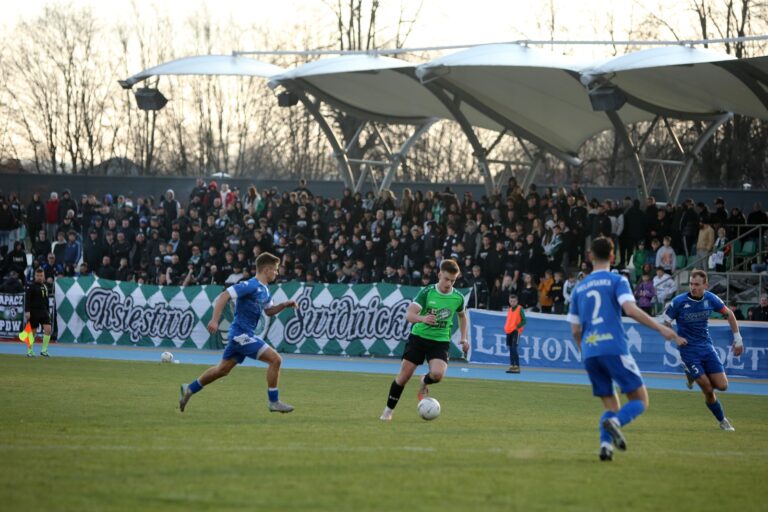 Komplet na trybunach. Podział punktów w starciu z Bielawianką