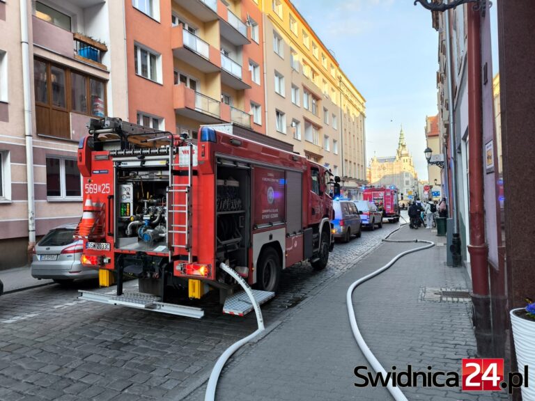 Pożar w mieszkaniu na Kotlarskiej, jedna osoba z poparzeniami [FOTO]