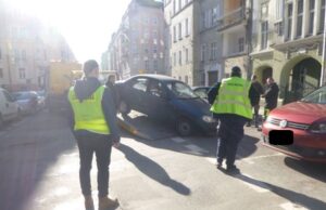 Miłośnicy trunków pod chmurką, nietrzeźwy zaczepiający klientów sklepu, spóźnialski pasażer. Interwencje straży miejskiej