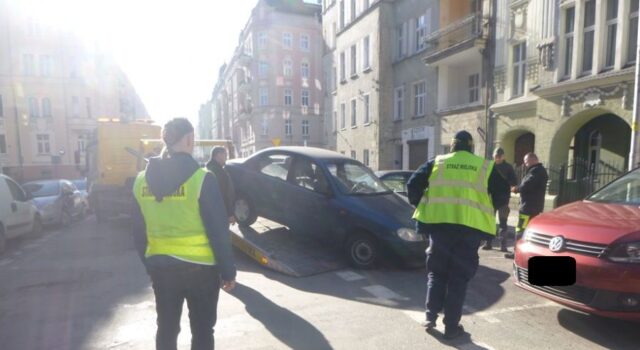 Miłośnicy trunków pod chmurką, nietrzeźwy zaczepiający klientów sklepu, spóźnialski pasażer. Interwencje straży miejskiej