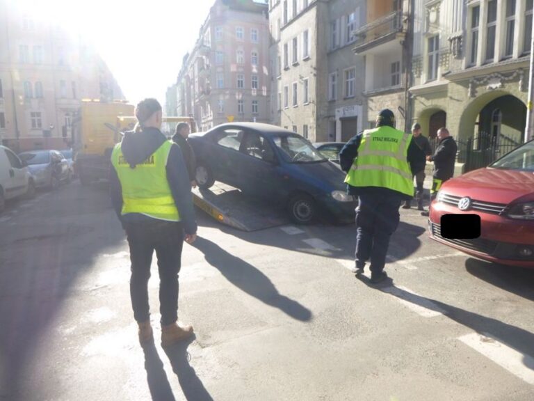 Miłośnicy trunków pod chmurką, nietrzeźwy zaczepiający klientów sklepu, spóźnialski pasażer. Interwencje straży miejskiej