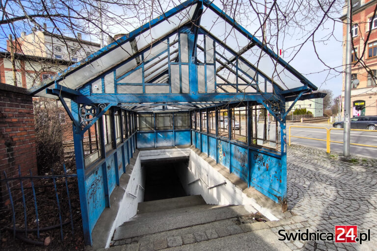 Przejście podziemne doczeka się remontu dopiero w 2028 roku? „Stan skutecznie zniechęca do korzystania” [FOTO]