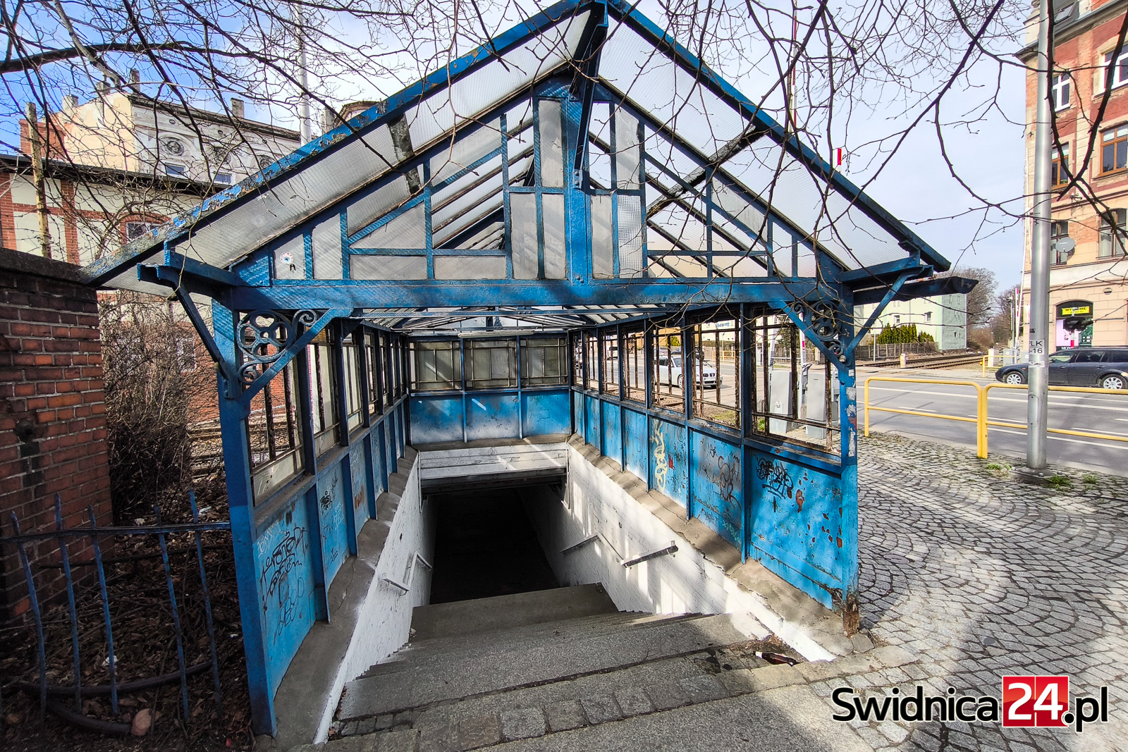 Przejście podziemne doczeka się remontu dopiero w 2028 roku? „Stan skutecznie zniechęca do korzystania” [FOTO]