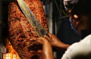 Kebab, który przyciąga z daleka – jak dobrać nóż elektryczny i opiekacz dla idealnych efektów