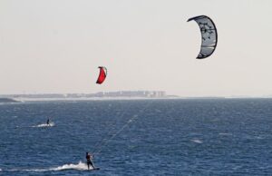 Jak wybrać najlepszy sprzęt do kitesurfingu dla początkujących?