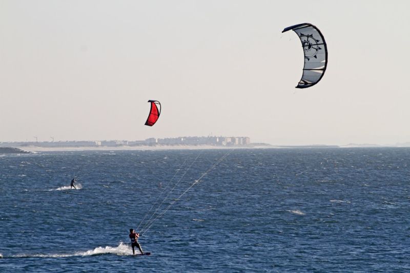 Jak wybrać najlepszy sprzęt do kitesurfingu dla początkujących?