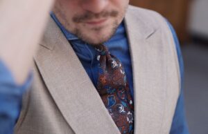 Elegancja w detalu – jak wybrać krawat i poszetkę, by stworzyć stylowy zestaw? krawat męski