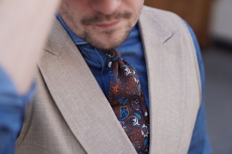 Elegancja w detalu – jak wybrać krawat i poszetkę, by stworzyć stylowy zestaw?