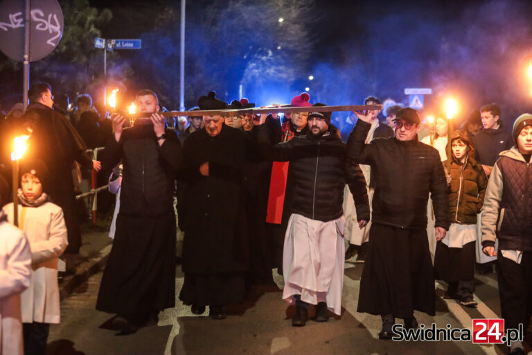 Miejska Droga Krzyżowa przeszła ulicami Świdnicy [FOTO/VIDEO]