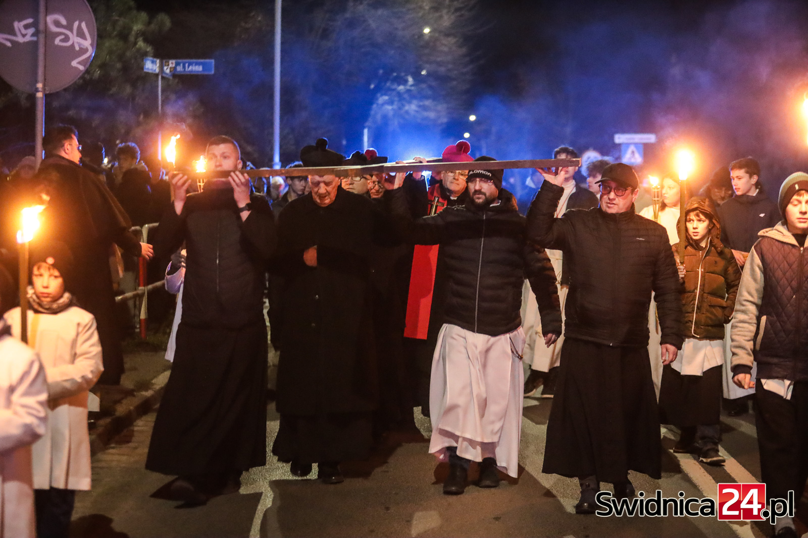 Miejska Droga Krzyżowa przeszła ulicami Świdnicy [FOTO/VIDEO]