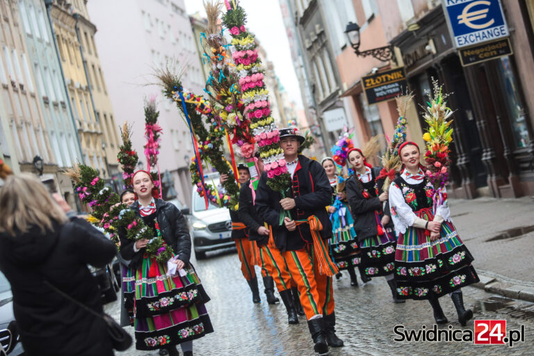 Korowód z palmami wielkanocnymi przeszedł przez Świdnicę [FOTO/VIDEO]