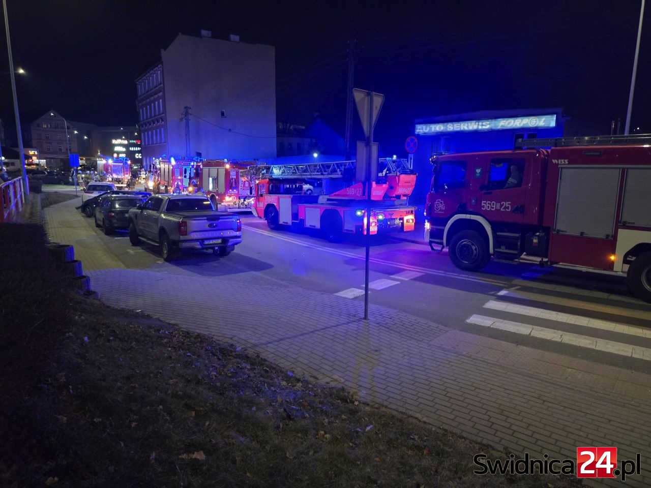 Mieszkańcy ewakuowani, ulatniał się gaz [FOTO]