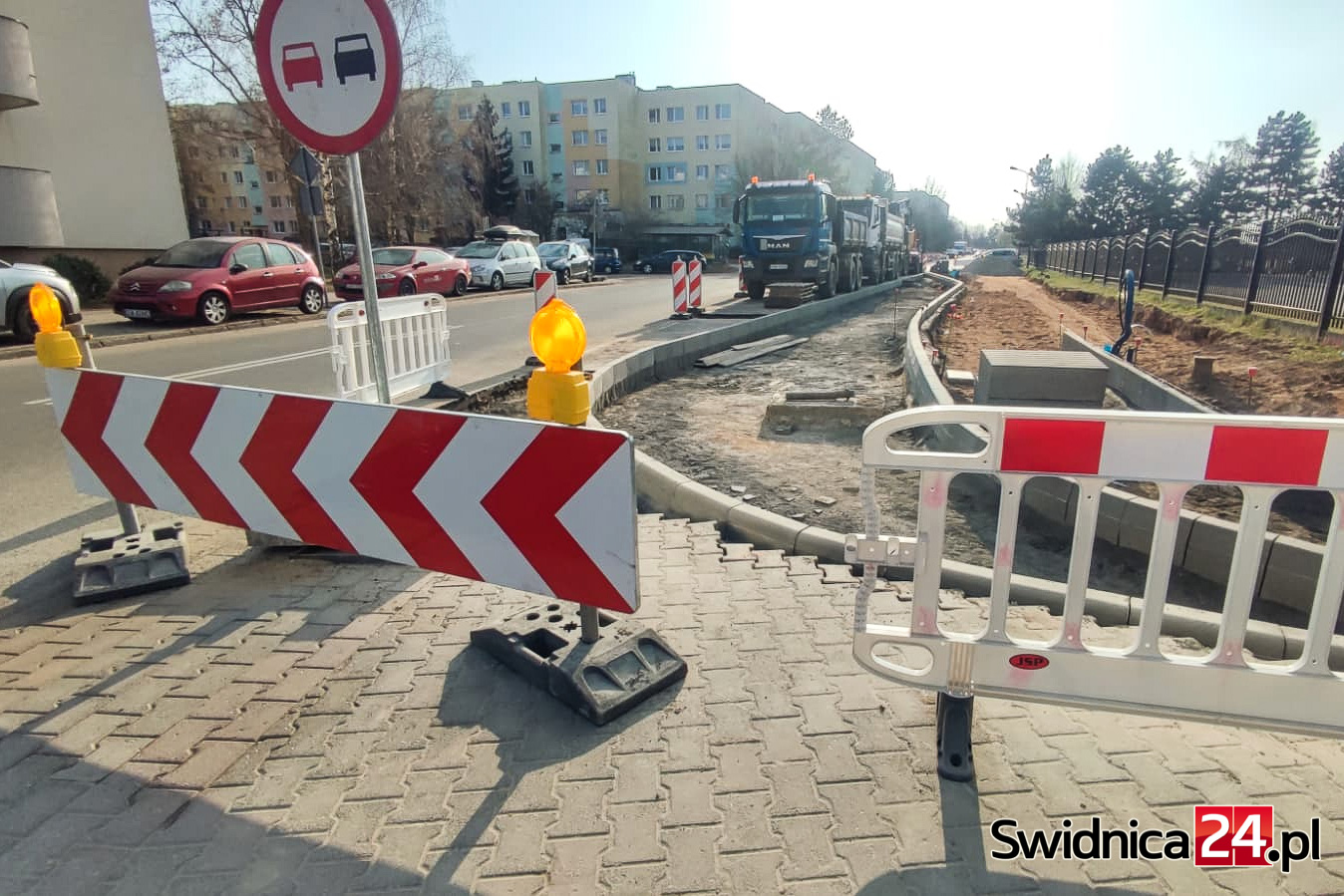 Ubyło miejsc parkingowych, zniknęły drzewa. Trwa budowa nowych przystanków i ścieżki rowerowej [FOTO]