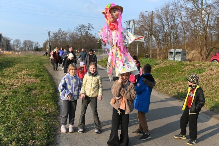Powiedzieli zimie „do widzenia”! Wiosenny korowód w Pszennie [FOTO]