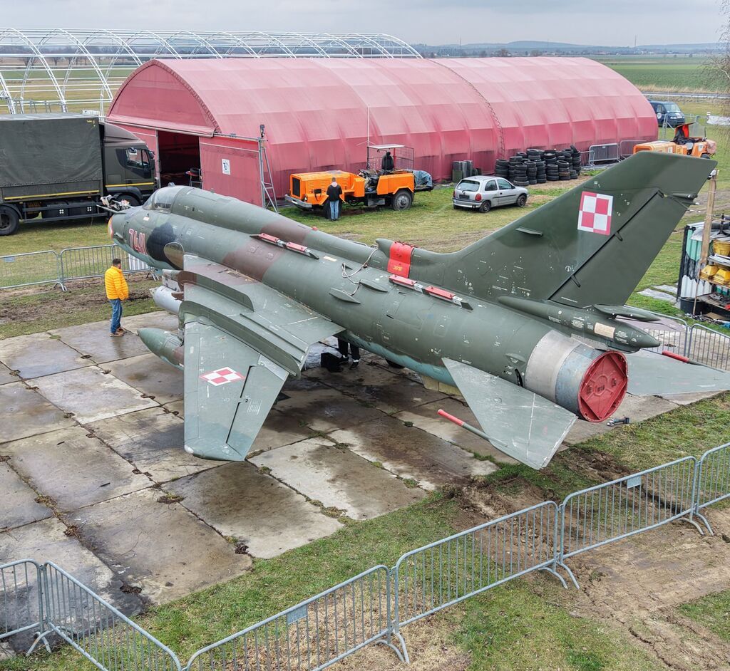Su-22M4 w pełnej okazałości. Samolot stał się ozdobą lądowiska w Świebodzicach [FOTO]