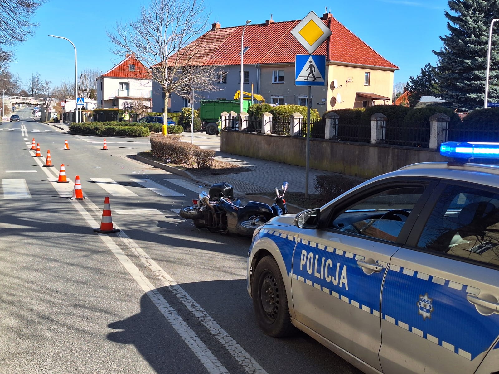 Kierujący śmieciarką potrącił motorowerzystę [FOTO]