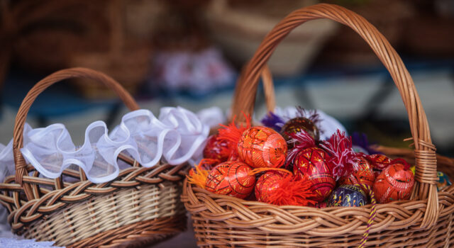 Dłuższe godziny otwarcia sklepów, zmiany funkcjonowaniu obiektów sportowych. Informator na Wielkanoc