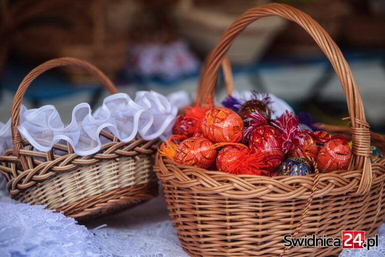 Dłuższe godziny otwarcia sklepów, zmiany funkcjonowaniu obiektów sportowych. Informator na Wielkanoc