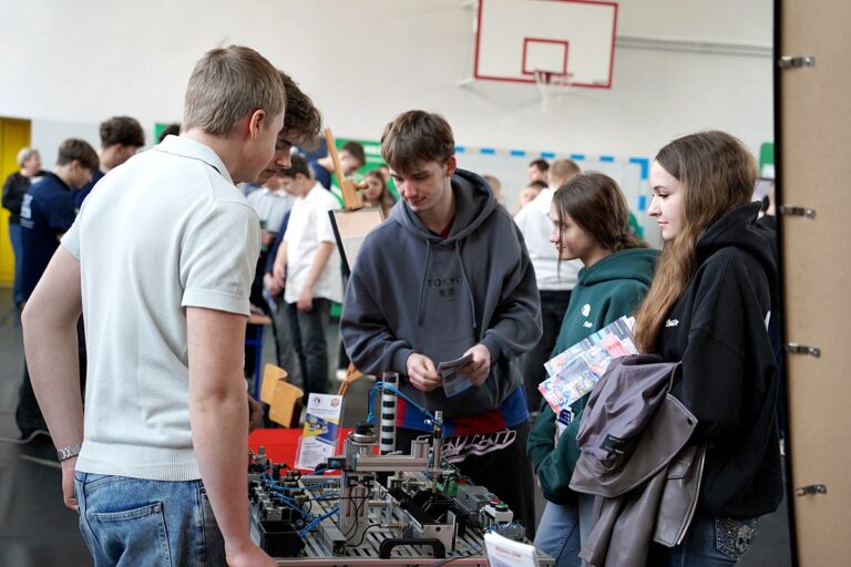 Szkoły promowały się na XXI Giełdzie Edukacyjnej w Lutomi Dolnej [FOTO]