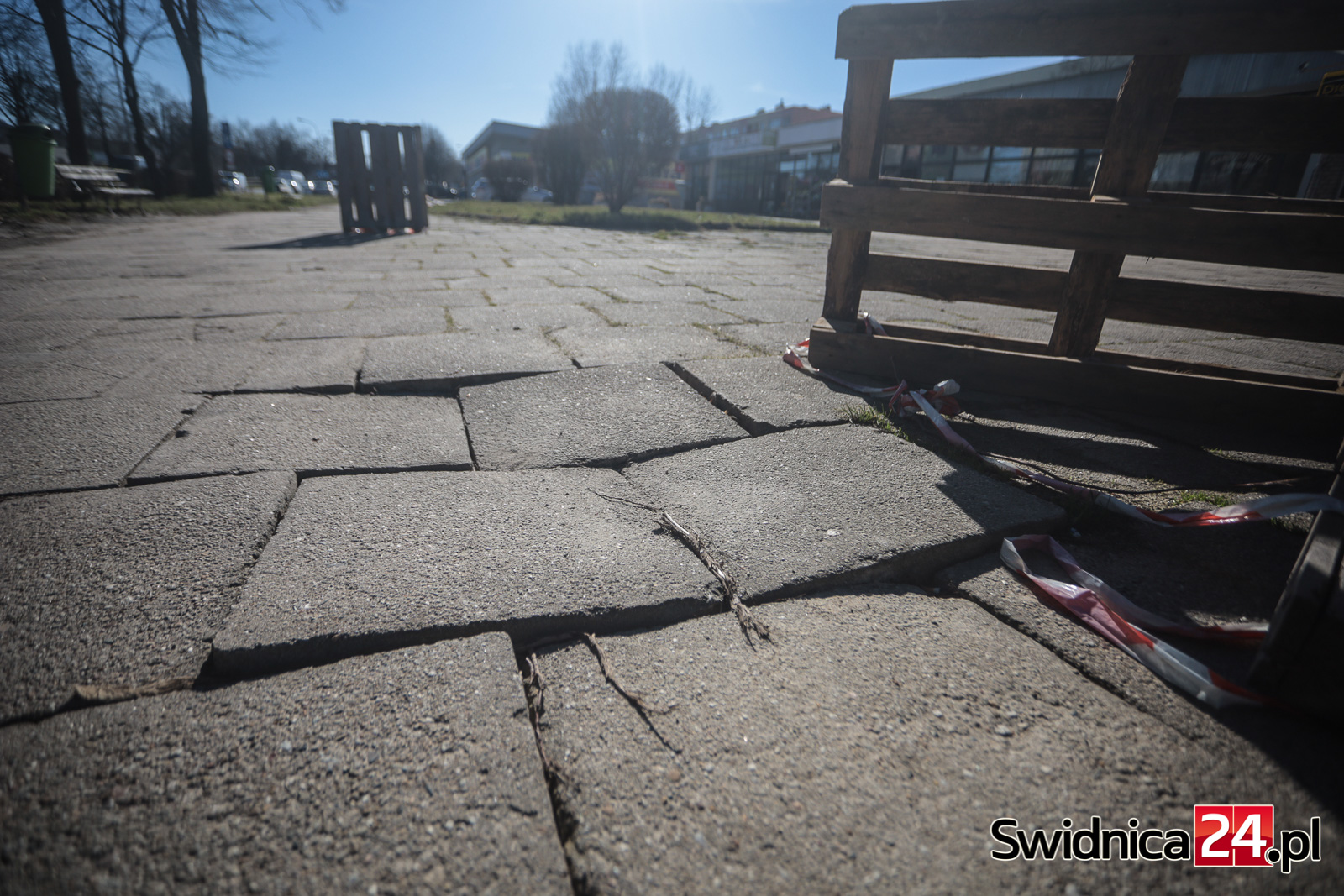 Miejscami to „pułapka dla pieszych”. Będzie remont chodnika przy pawilonach na Osiedlu Młodych [FOTO]