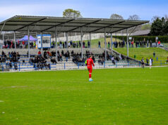 Grali i pomagali koledze z boiska. Regionalne derby dla AKS-u