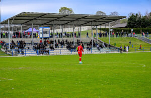 Grali i pomagali koledze z boiska. Regionalne derby dla AKS-u