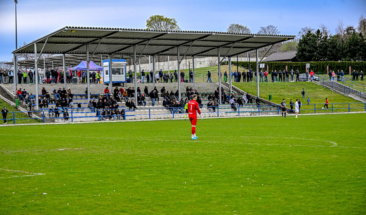 Grali i pomagali koledze z boiska. Regionalne derby dla AKS-u