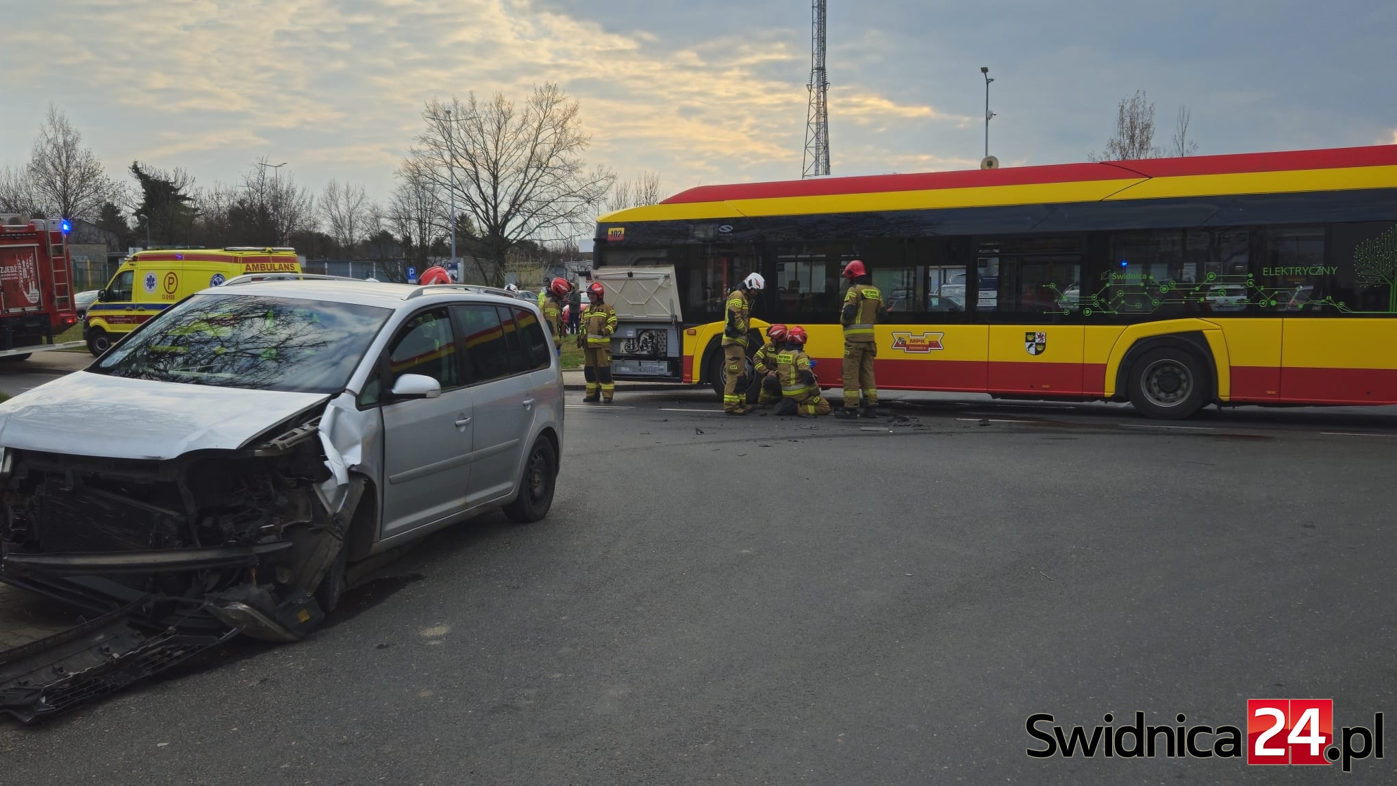 Zderzenie autobusu MPK z osobówką w Świdnicy [FOTO]