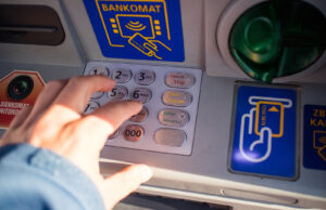 Chciała uchronić swoje pieniądze, więc… przekazała je oszustom