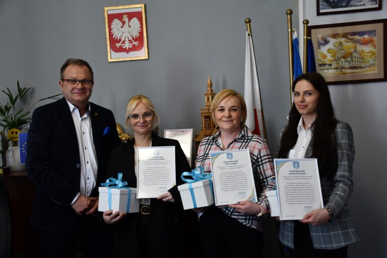 Opiekunki ze żłobka przeskoczyły ogrodzenie i uratowały seniora