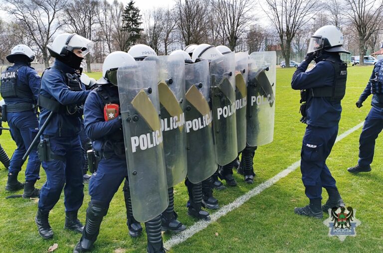 Policjanci na świdnickim stadionie. Ćwiczyli zabezpieczanie imprez masowych [FOTO]