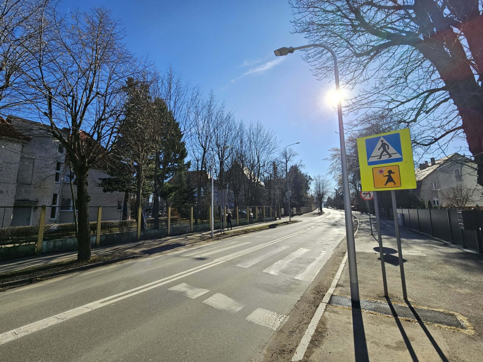 Cztery przejścia dla pieszych z dodatkowym oświetleniem