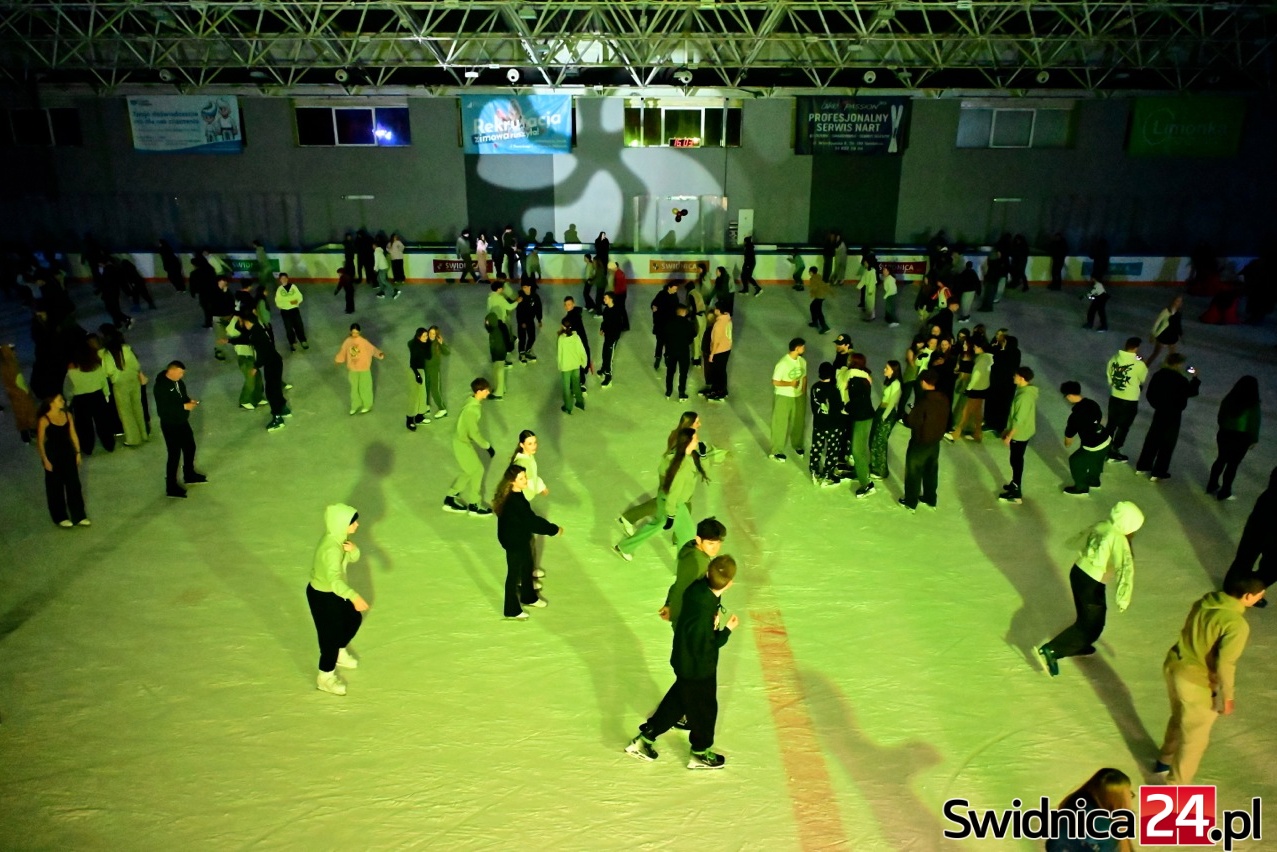 Taneczne zakończenie sezonu. Lód przejmą mistrzowie curlingu [FOTO]