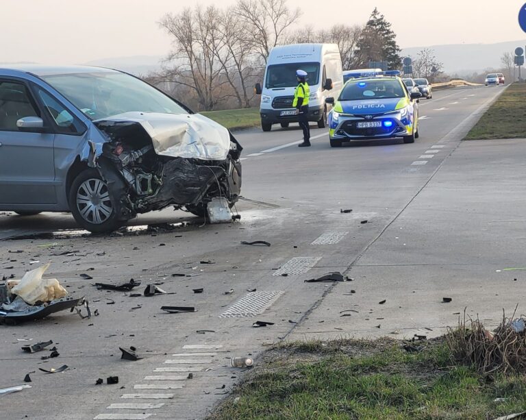 Wypadek na łączniku. Jedna osoba trafiła do szpitala [FOTO]