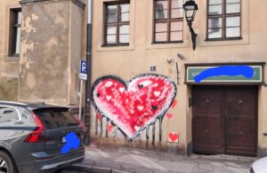 Graffiti czy zwykły wandalizm? Różowe serce na jednej z najstarszych kamienic w Świdnicy
