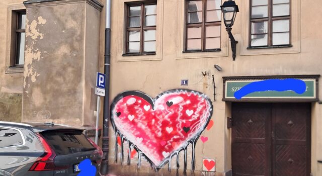 Graffiti czy zwykły wandalizm? Różowe serce na jednej z najstarszych kamienic w Świdnicy