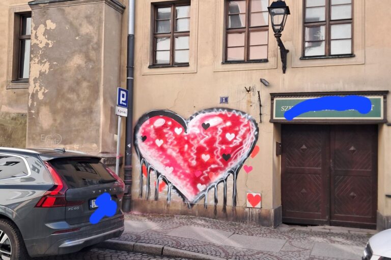 Graffiti czy zwykły wandalizm? Różowe serce na jednej z najstarszych kamienic w Świdnicy
