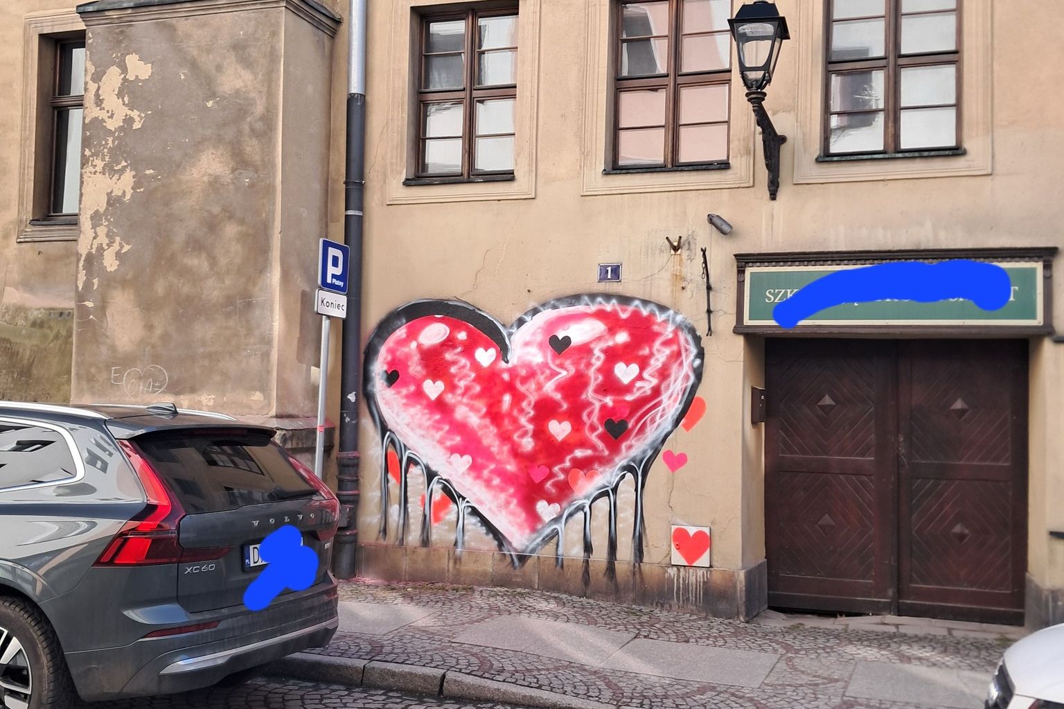 Graffiti czy zwykły wandalizm? Różowe serce na jednej z najstarszych kamienic w Świdnicy