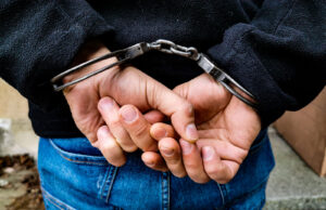 Napadł na innego mężczyznę, zabrał mu telefon i reklamówkę z piwami. 48-latek trafił do aresztu