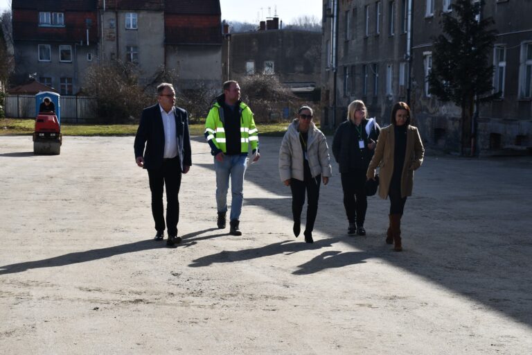 Podwórze za blisko 240 tysięcy złotych. Bez skrawka zieleni