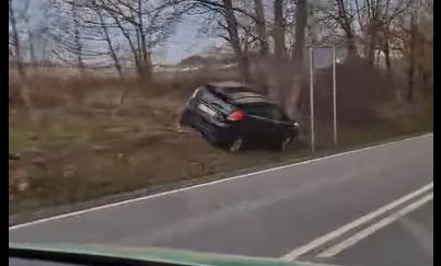 Zatrzymał się na skarpie