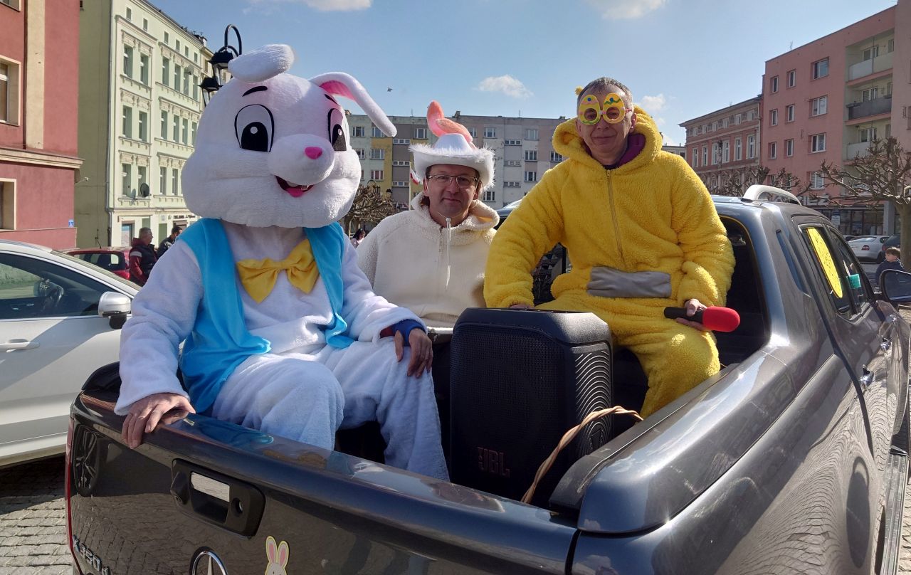 Mobilny zając z pomocnikami odwiedził dzieci w Strzegomiu [FOTO]