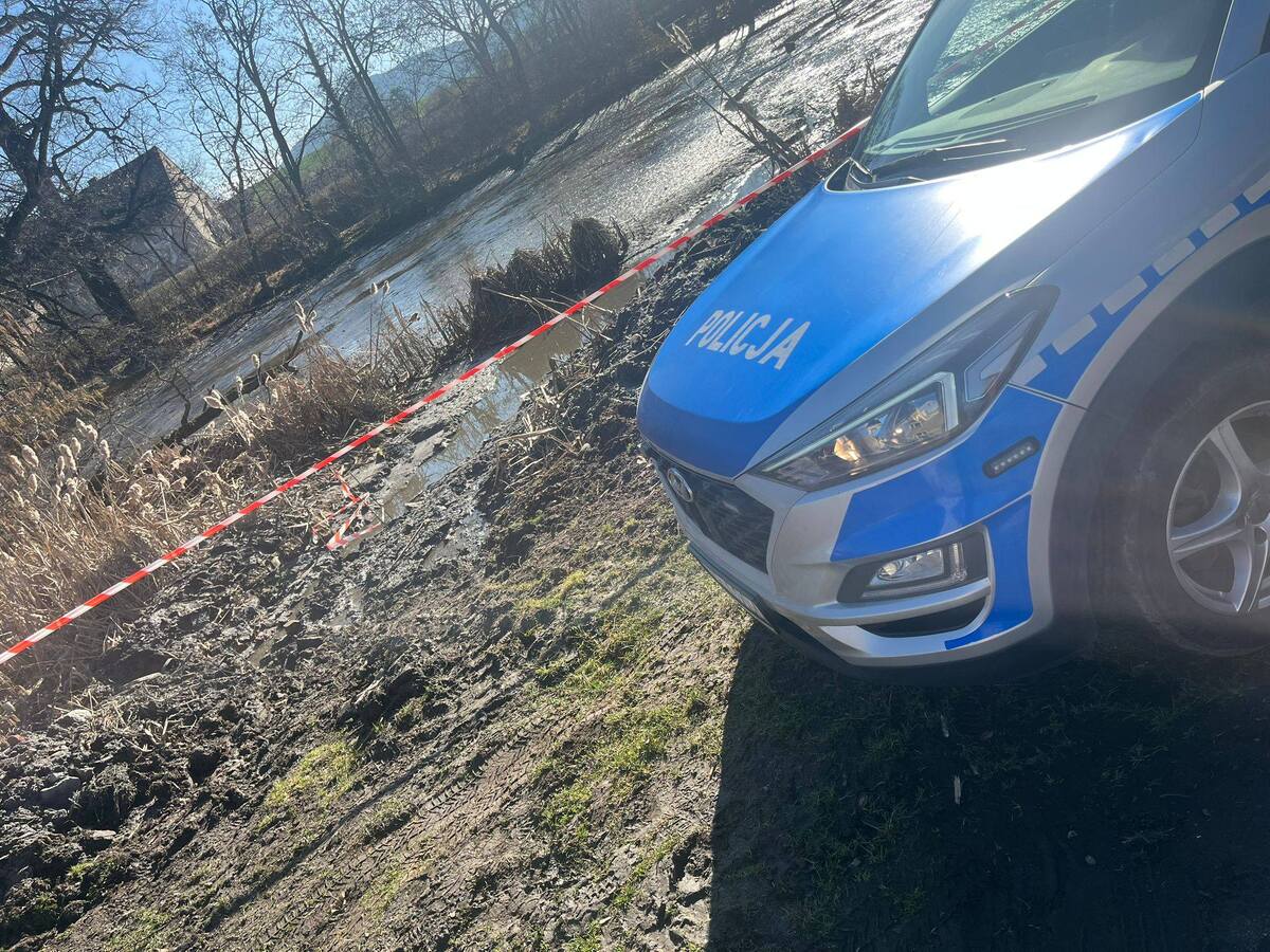 Niewybuch w gogołowskim stawie [FOTO]