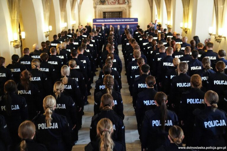 Nowi policjanci złożyli ślubowanie. Dwoje trafi do świdnickiej komendy [FOTO]