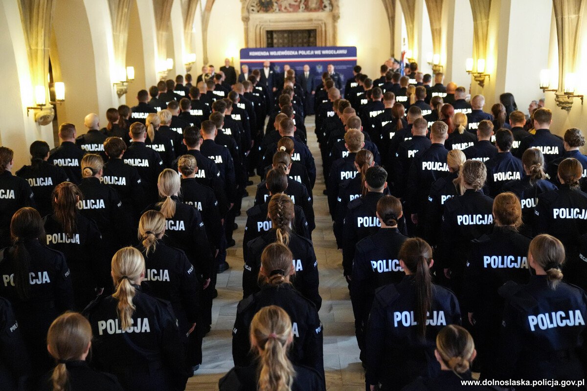 Nowi policjanci złożyli ślubowanie. Dwoje trafi do świdnickiej komendy [FOTO]