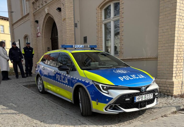 Nowy oznakowany radiowóz dla świdnickiej drogówki [FOTO]