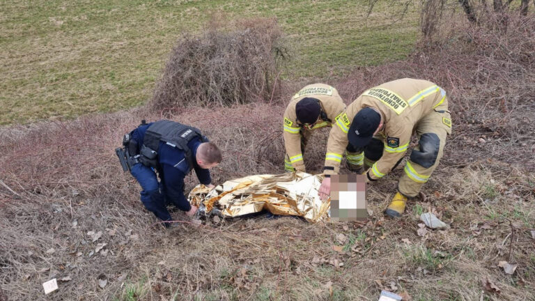 Odnaleziono zaginionego 75-latka. Mężczyzna trafił pod opiekę medyków