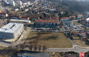 „Urzędowe zagłębie” się powiększa, a co z miejscami postojowymi? Jest pomysł na nowy parking