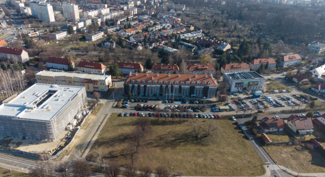 „Urzędowe zagłębie” się powiększa, a co z miejscami postojowymi? Jest pomysł na nowy parking