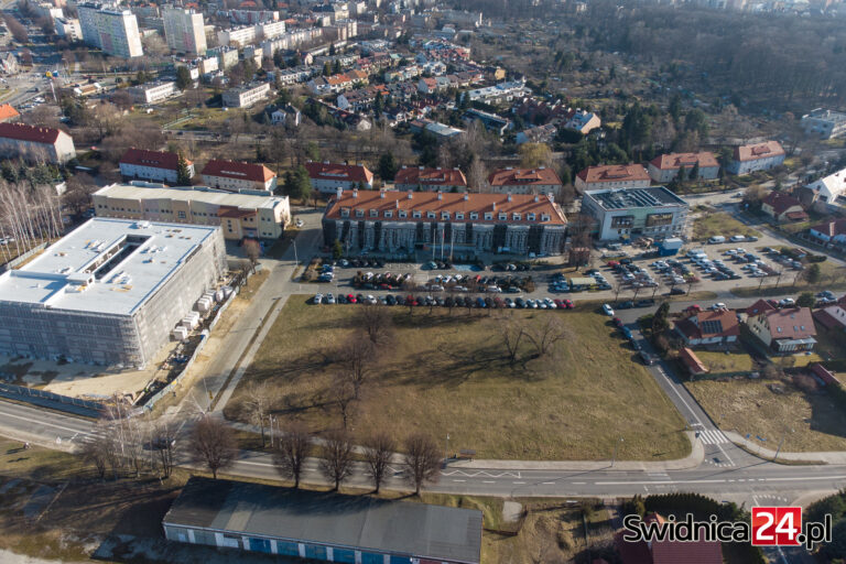 „Urzędowe zagłębie” się powiększa, a co z miejscami postojowymi? Jest pomysł na nowy parking